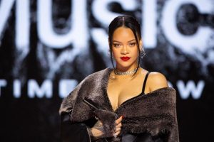 Rihanna Enflamme Le Web En Dansant Sur « Unavailable » De Davido (Video)