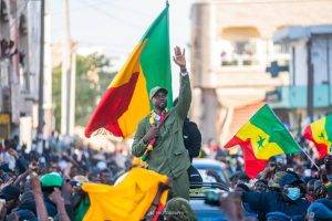 Sénégal : Le Convoi D’ousmane Sonko Attaqué En Pleine Campagne Des Législatives (Vidéo)