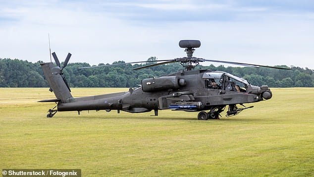 Deux soldats ivres surpris en train d’avoir des relations s3xuelles dans un hélicoptère d’attaque